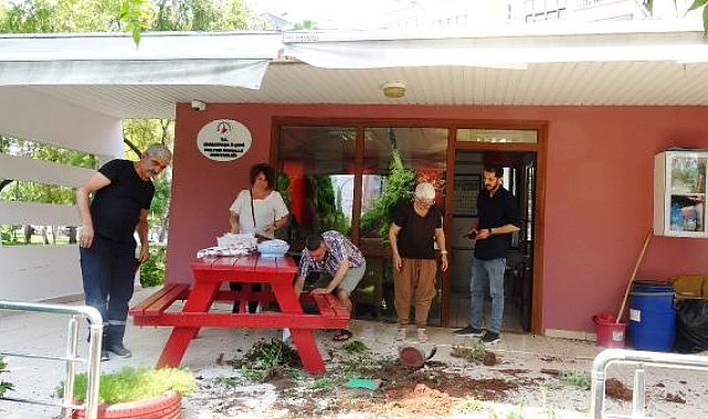 İstediği parayı alamayınca duvara tuvaletini yapıp, muhtarlığı dağıttı