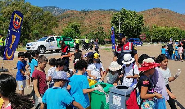 Jandarma ve öğrenciler sahilde çevre temizliği yaptı