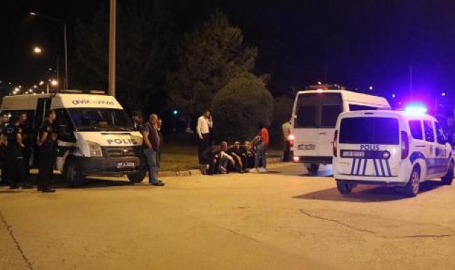 Kavgayı ayırmak isterken, bıçaklandılar
