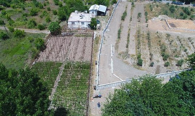 Komşu parselden geçen yol kapanınca otomobili ve traktörü evin önüne 'hapsoldu'