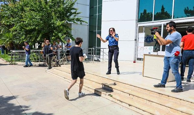Küpesini çıkarırken yanlış salona geldiğini anladı, sınava yetişemedi