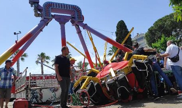 Lunaparkta oyuncak koparak düştü; baş aşağı kurtarılmayı beklediler