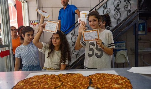 Öğrencilerin 'takdir' hediyesi lahmacun
