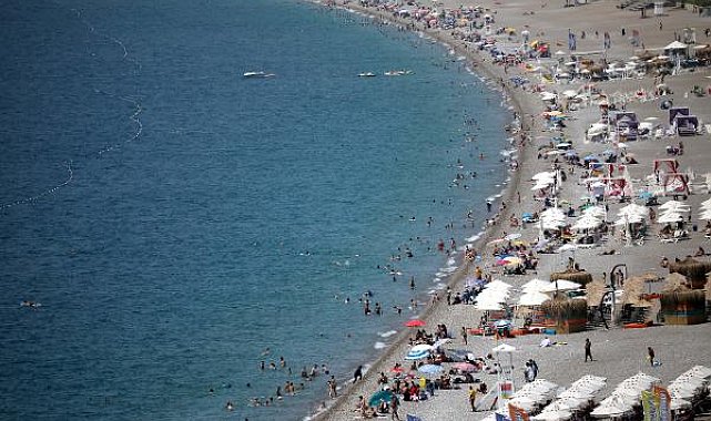 Okullar kapandı, gençler Antalya sahillerini doldurdu