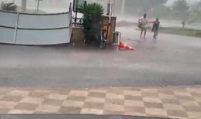 Rüzgarda savrulan otel sundurması, Alman çifte çarptı; o anlar kamerada