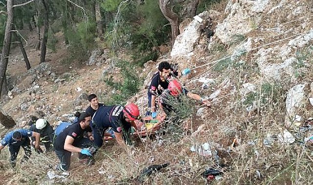 Seyir terasından kayalıklara düştü, itfaiye kurtardı
