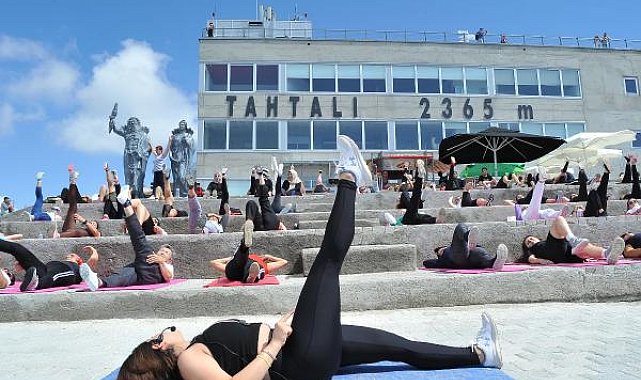 Tahtalı'nın zirvesinde pilates yaptılar