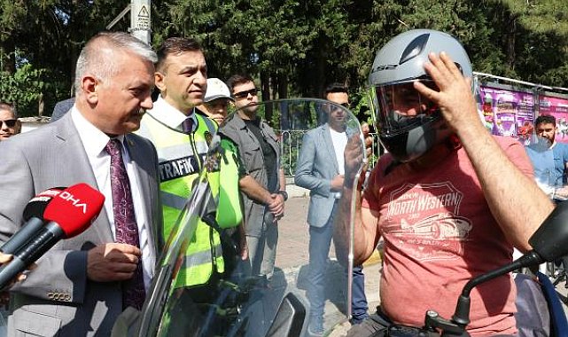 Validen motosiklet sürücülerine hediye kask