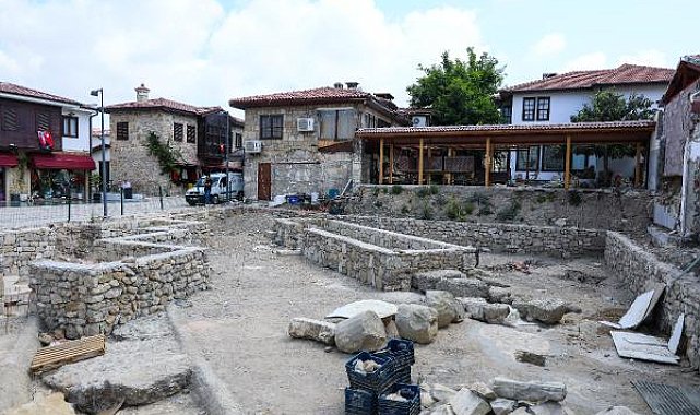 Yıkılan kaçak yapıların altından tarih çıktı
