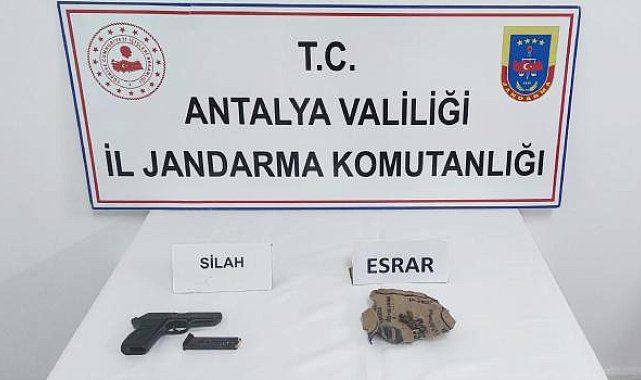 Yol kontrolünde ruhsatsız tabanca ve uyuşturucuyla yakalandı