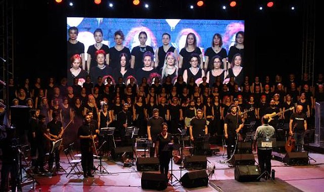 Kadın hekimler, çocukların eğitim için konser verdi