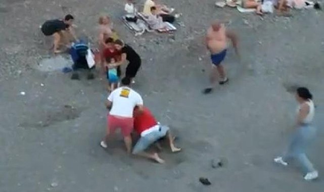 Kavga edenleri ayırmak isterken, kavga etti