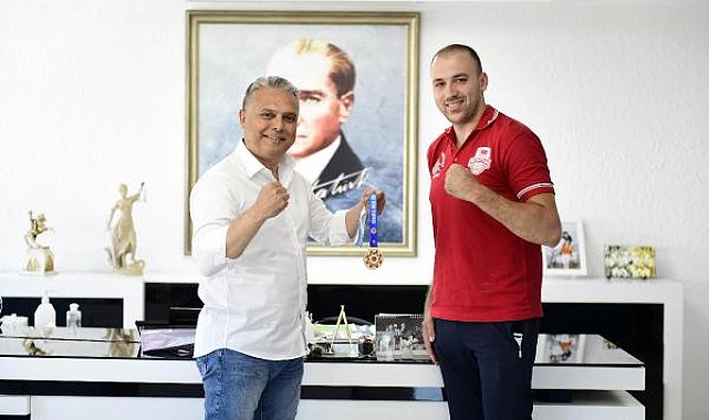 Ziyarete madalyasıyla geldi