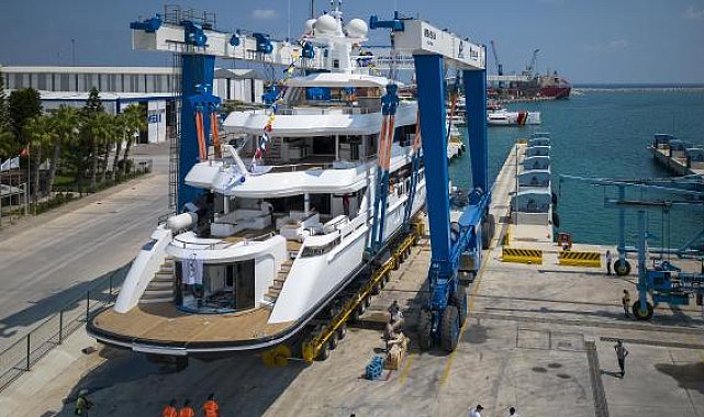 Antalya'da 47 metrelik lüks yat suya indirildi