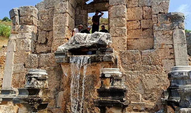 Antik çeşmeden 1800 yıl sonra su aktı