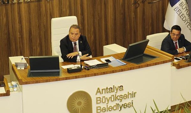 Başkan Böcek: O şaşaalı dönemlerinizi sandığa gömdüğümüz günleri unutmayın