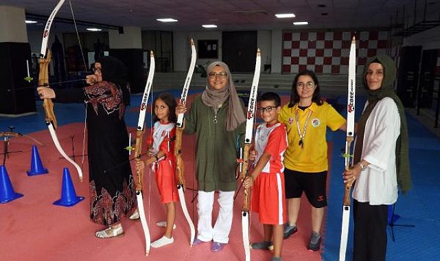 Kadınlara okçuluk dersi