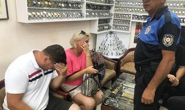 Macaristanlı çiftin altın bileklik hırsızlığı kamerada