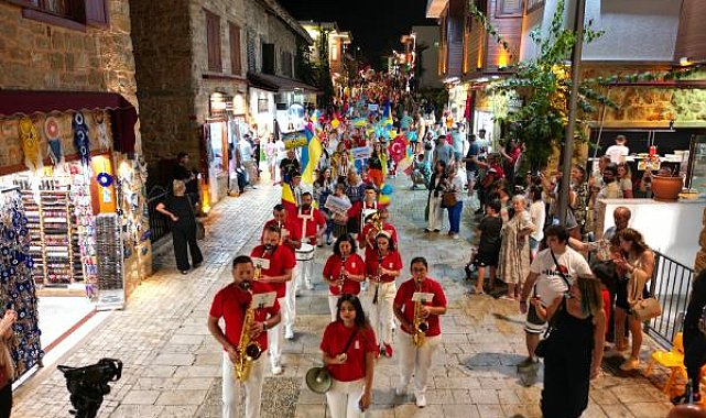 9 ülke dansçıları Side'ye renk kattı