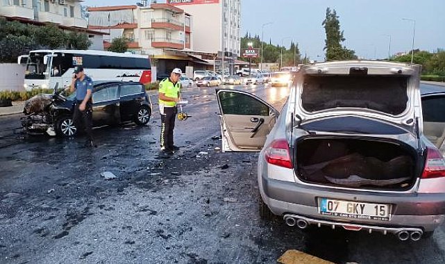 Antalya'da otomobiller çarpıştı; baba öldü, polis oğlu yaralı