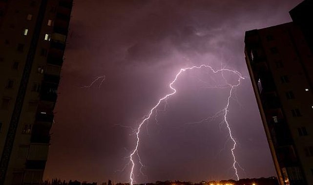 Antalya'da şimşekler ve yıldırımlar geceyi aydınlattı