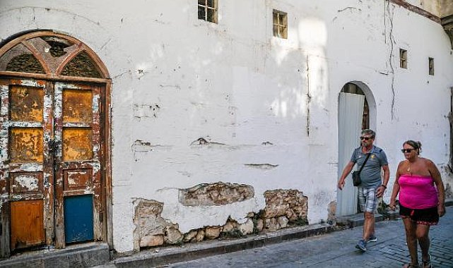 Kaleiçi'nin yazı tahtasına dönen duvarları temizlendi