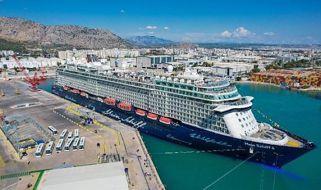 Lüks yolcu gemisi Mein Schiff 6 Antalya'da