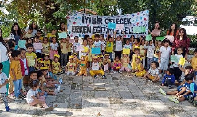 Minikler yaşıtlarını okula çağırdı