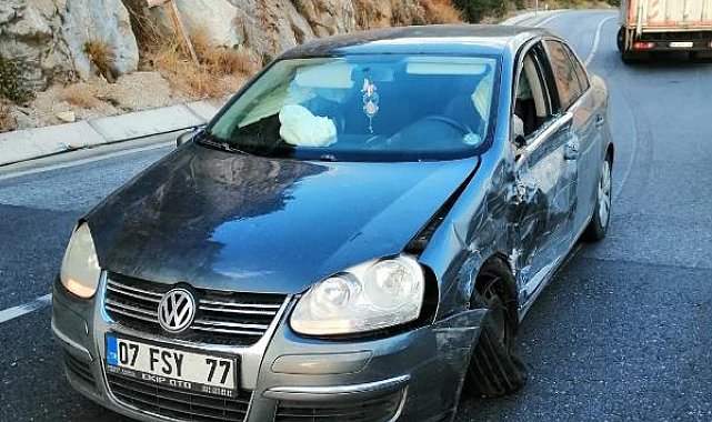 Otomobille kamyon çarpıştı: 2 yaralı