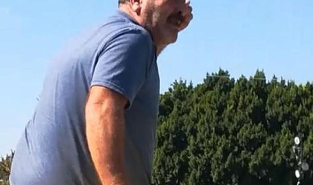 Trafiğe çıkamayacağını öne sürdüğü taksinin üzerine çıktı