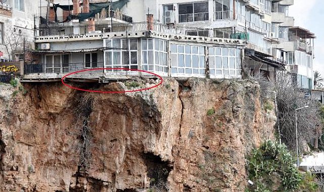 Falezlerde yarık oluşan kaya üzerine 'ev'