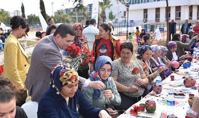 Tütüncü'den depremzede kadınlara '8 Mart' karanfili