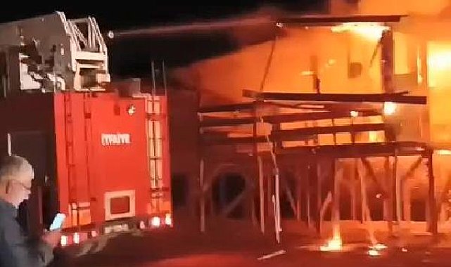 Antalya'da denize sıfır çardaklar yandı