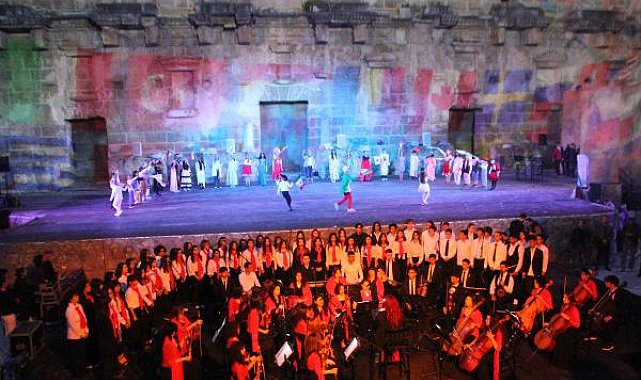 Aspendos'ta 23 Nisan Çocuk Şenliği