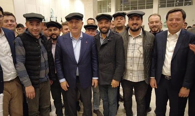 Bakan Çavuşoğlu, sahurda gençlerle buluştu