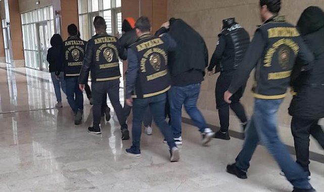 Dublörlü tapu dolandırıcıları polise yakalandı