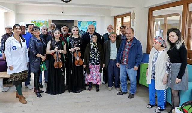 Genç müzisyenlerden yaşlı bireylere müzik keyfi