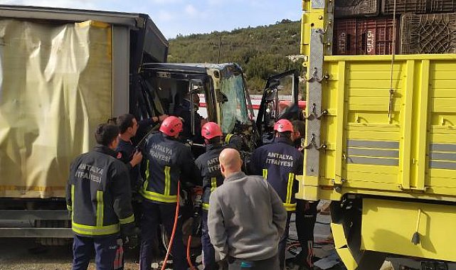 Kamyonet sürücüsü ve arkadaşını itfaiye kurtardı