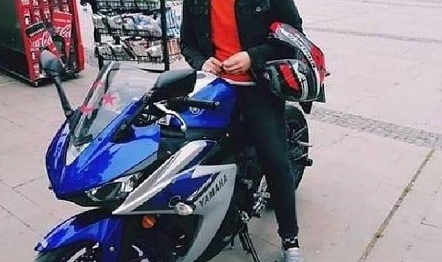 Motosikletli Esat kazada öldü, ağabeyi gözyaşlarıyla cenazeyi aldı