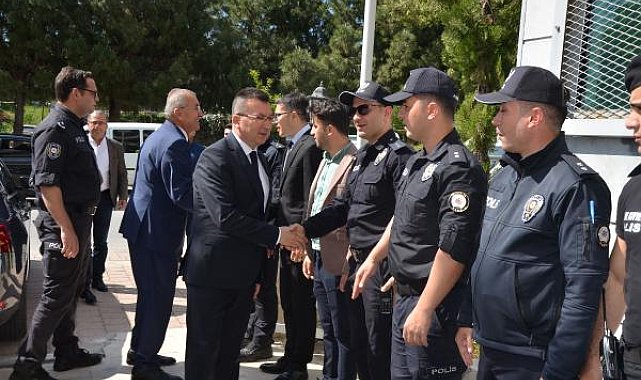 Serik'te protokol vatandaşla bayramlaştı