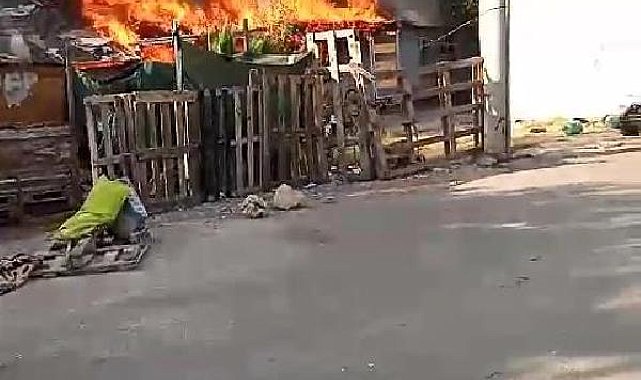 Kepez'de 2 gecekondu yandı