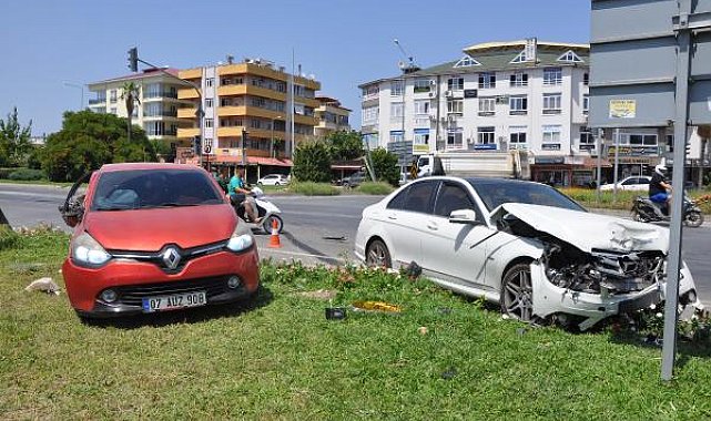 Otomobiller çarpıştı: 3 yaralı