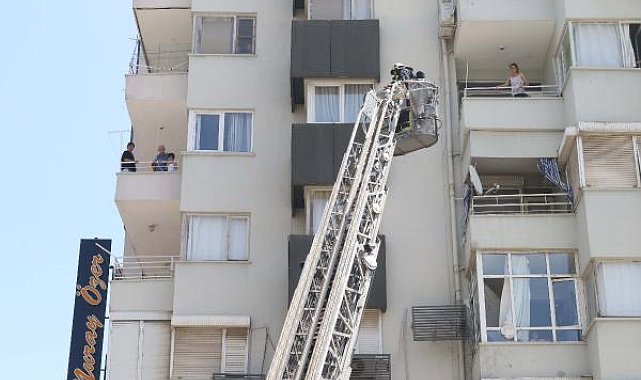 Sıcağa aldırmadan itfaiyenin çalışmasını izlediler
