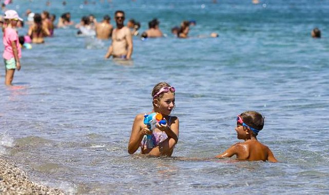Sıcaklık 44 dereceyi bulunca serinlemek için sahile koştular