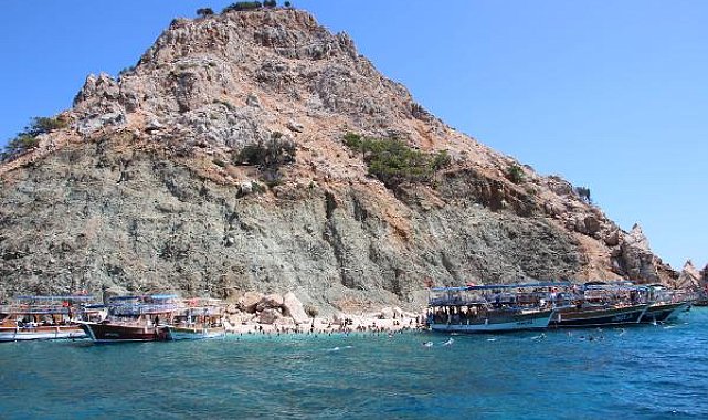 Tatilciler tekne turunda cennet koyları görüp, serinliyor