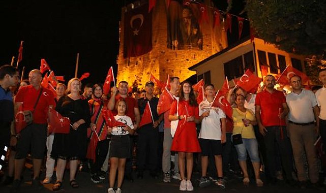 Alanya'da Zafer Bayramı fener alayı ve konserle kutlandı