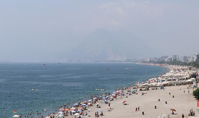 Antalya'da nem bunalttı, deniz serinletti