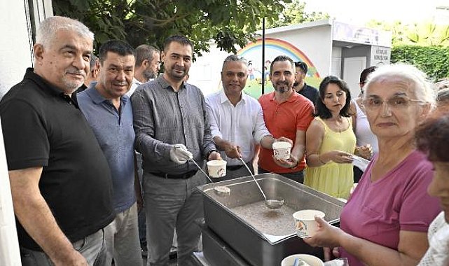 Başkan Uysal, aşure dağıttı