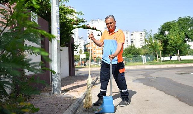 Başkan Uysal, Empati Günü'nde sokakları süpürdü