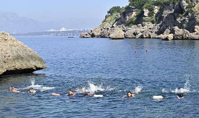 Denizde cimnastik yapıp kilo veriyorlar